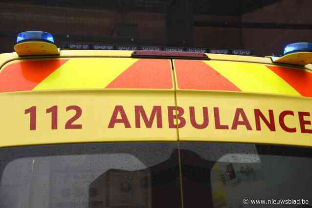 Bromfietser (16) aangereden door auto die oprit wil inrijden: “Licht gewond naar ziekenhuis”