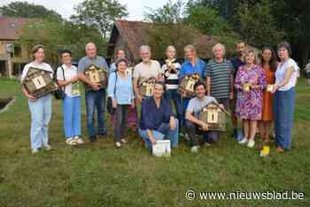 Zoerselse winnaars ByeByeGazon krijgen insectenhotel en honing uit handen van Dieter Coppens: “Oproep tot luiheid in naam van de natuur”