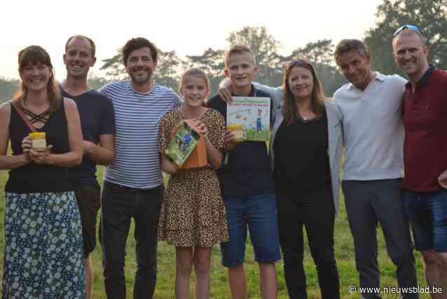 Winnaars ByeByeGazon krijgen insectenhotel en honing uit handen van Dieter Coppens: “Oproep tot luiheid in naam van de natuur”