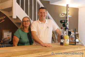 Robby (51) en Wendy (50) openen de deuren van drankenspeciaalzaak Papez Spiritz: “Binnenkort wil ik hier zelf mijn eau de vie distilleren”