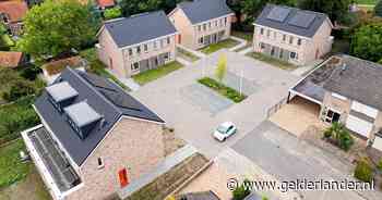 Een simpel balkon zorgt ervoor dat deze acht huizen al ruim een jaar leeg staan