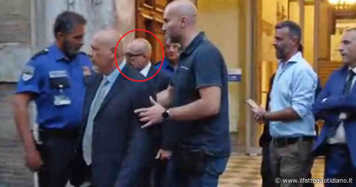 Il mesto addio di Gennaro Sangiuliano: lascia il Ministero senza parlare con i cronisti