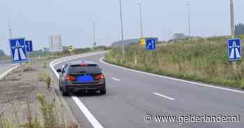 Man parkeert auto op toerit A50 om administratie bij te werken: ‘Uitvoering laat te wensen over’