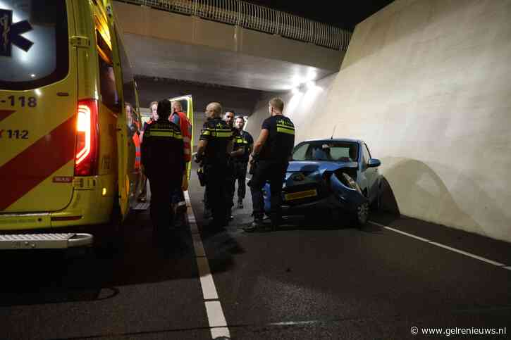 Auto botst tegen betonnen wand van tunnel, inzittende gewond
