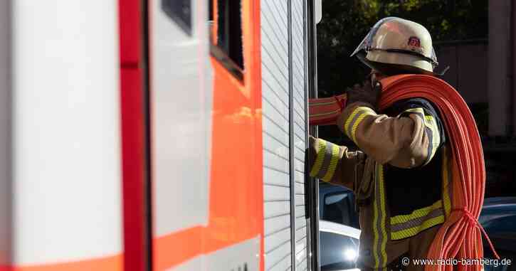 Dachstuhl von Mehrfamilienhaus brennt – Hoher Schaden