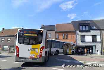 Lijnbus rijdt zich klem tegen gevel van woning