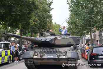 Burgemeester De Wever geniet vanuit tank van Bevrijdingsstoet: “Feestelijke dag voor Antwerpen”