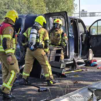 Werkbus in brand op A15
