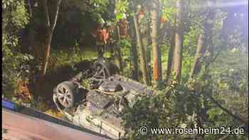 Auto kommt von Straße ab und landet in Graben – eine Person wohl lebensgefährlich verletzt