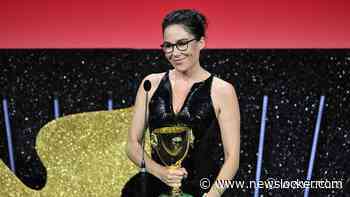 Halina Reijn neemt met emotionele speech prijs Nicole Kindman aan