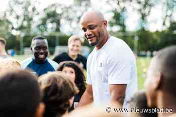 Vincent Kompany woont training bij van 200 voetballertjes in Bornem: “Positieve waarden van BX ook hier uitdragen”