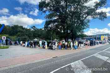Lange rij voor opendeurdag politie Carma in Genk-Centrum