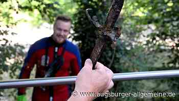 Überraschungsfunde in der Donau: Säbel und Pistole bei Neu-Ulmer Putzaktion entdeckt