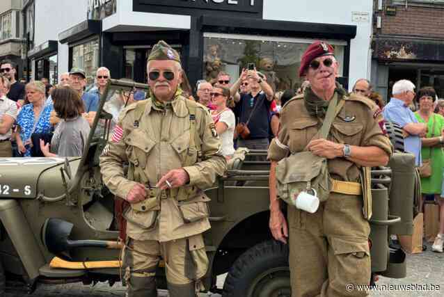 Legervoertuigen rijden door centrum ter ere van 80-jarige bevrijding