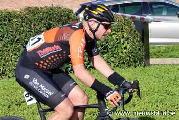 Jochen Deweer klopt Kevin Lava in Izegem