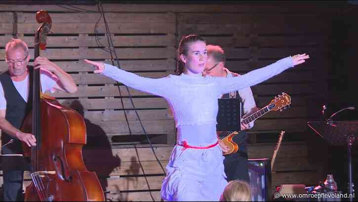 Almere - Première 'Dans van de Kraanvogel' in koeienstal: 'Ben echt ontroerd'