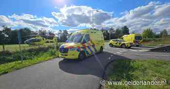 Jonge fietser geschept door auto op rotonde in Ede: traumahelikopter opgeroepen