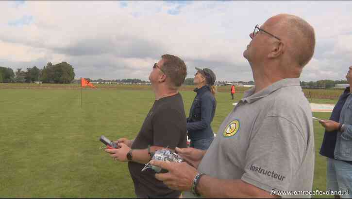 Emmeloord - NK parachutespringen: liever met poppen dan zelf springen