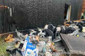 FW-OLL: Außenfassade von Schuppen brennt - Feuerwehr verhindert übergreifen