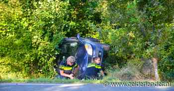Auto belandt op zijkant na ongeluk in Vorden, bestuurder gewond