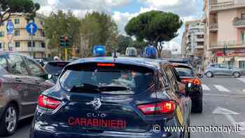 Evade dai domiciliari e gira per il quartiere su uno scooter rubato