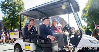 Deze zes Britse veteranen van (bijna) 100 jaar kregen weer alle lof én talloze handjes; zachte, om blauwe plekken te voorkomen