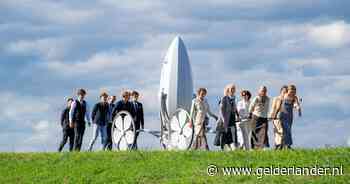 Honderden mensen bij uitvaart eigenzinnige kunstenaar, die met zijn Kosmobiel voor een bijzondere afscheid zorgt