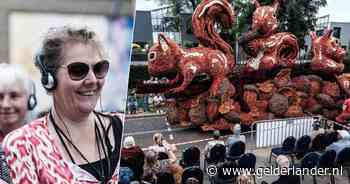 Yvon mag tijdens het bloemencorso de ogen van Hilbert even lenen; genieten van een speciale tribune