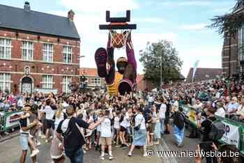 Slam dunk voor buurtschap Marsweg-Neerven op Bloemencorso Loenhout: LeBron James is hoogste praalwagen ooit in 72 jaar corsogeschiedenis