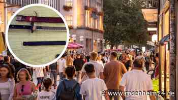 Mann läuft mit Samurai-Schwert durch Münchner Fußgängerzone