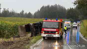 Kieslaster kippt bei Evenhausen um: Zwei Verletzte, Straße weiter voll gesperrt