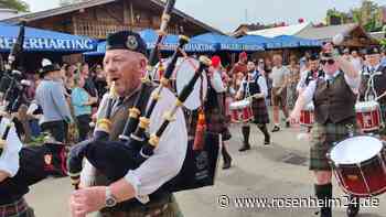 Dudelsack trifft Basstuba: Bayerisch-schottische Freundschaft beim Mühldorfer Volksfest