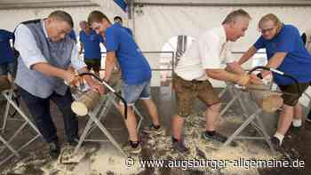 Bürgermeister sägen bei der Oiden Wiesn um die Wette