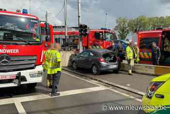 Bestuurder knalt op betonnen blok aan Sportpaleis: slachtoffer (67) in levensgevaar