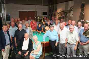Fernand viert 100ste verjaardag in bijzijn van zijn biljartvrienden: “Mijn keu is mijn beste vriend”