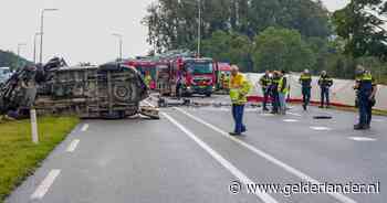 Drie gewonden door botsing en flinke ravage op N233 bij Kesteren, weg volledig afgesloten