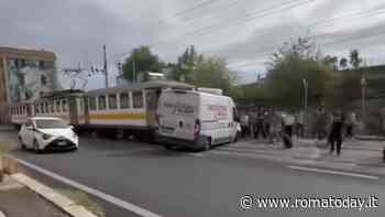 Sulla Termini-Centocelle si scontrano trenino e furgone