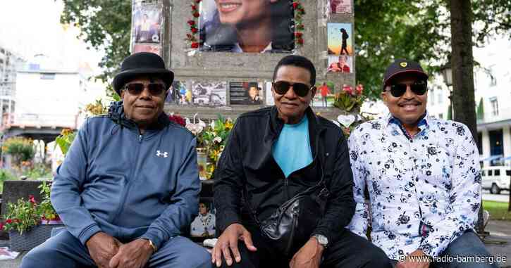 Michael Jacksons Brüder besuchen Denkmal für den King of Pop