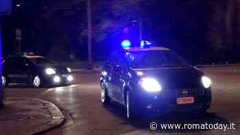 Vogliono ripulire l'appartamento: carabiniere fuori servizio vede la scena e li blocca