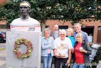 Smoutebollenfeest voor 100-jarige Rik Van Steenbergen: buren feesten rond standbeeld van wielerheld