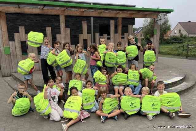 Fransen Bouwonderneming schenkt 675 fluorescerende boekentashoezen aan scholen: “Meerwaarde in donkere maanden”