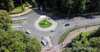 Moeder en kindje geschept, en het is niet de eerste keer dat het misgaat op deze rotonde