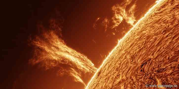 Kijk hoe een 160 000 kilometer hoge toren van plasma uit de zon barst!