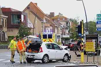 Vier wagens beschadigd nadat auto door rood licht rijdt op kruispunt
