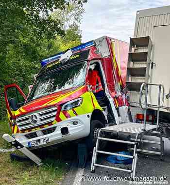 Mit Eisenstangen beladener Lkw kollidiert mit RTW
