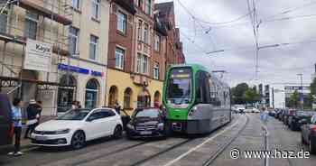 Ein Auto ist auf der Herrenhäuser Straße in Hannover mit einer Stadtbahn kollidiert