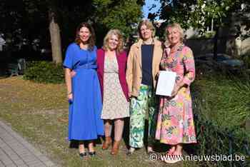 Papieren Knuffel wil mensen die eenzaam overlijden met poëzie mooi einde bezorgen: “Laatste keer warmte bieden door onze aanwezigheid”