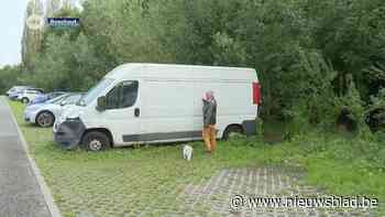 Buurtbewoner wil achtergelaten bestelwagen aan park-and-ride in Boechout weg: “Wrak staat hier al maandenlang”