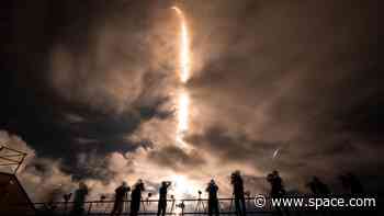 SpaceX's historic private Polaris Dawn astronaut launch lights up predawn sky (photos)