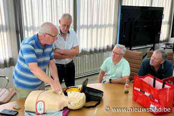 Wielertoeristenclubs leren reanimeren met mobiel AED-toestel